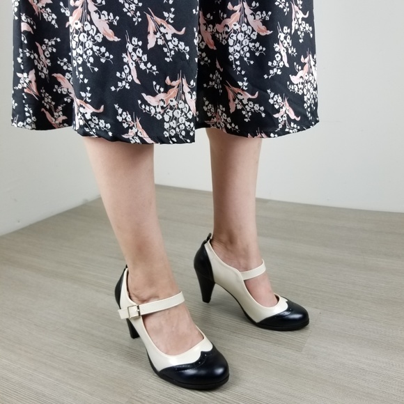 Oxford Vintage Round Toe Pump - Picture 6 of 8